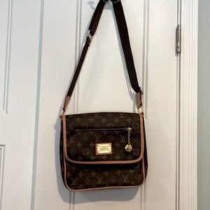 Louis Vuitton knock off crossbody small messenger bag. Impeccable condition.